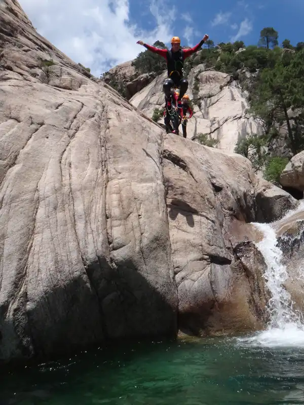 Canyoning Purcaraccia - Saut spectaculaire dans une vasque émeraude